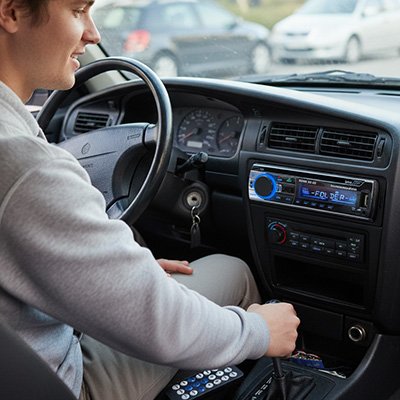Conducteur heureux regardant son autoradio bluetooth MP3 Récepteur FM