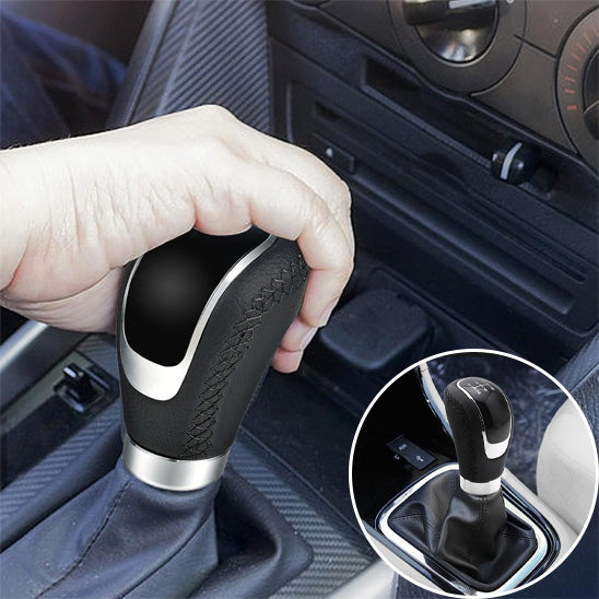 conducteur main sur pommeau de vitesse bicolore aluminium et noir