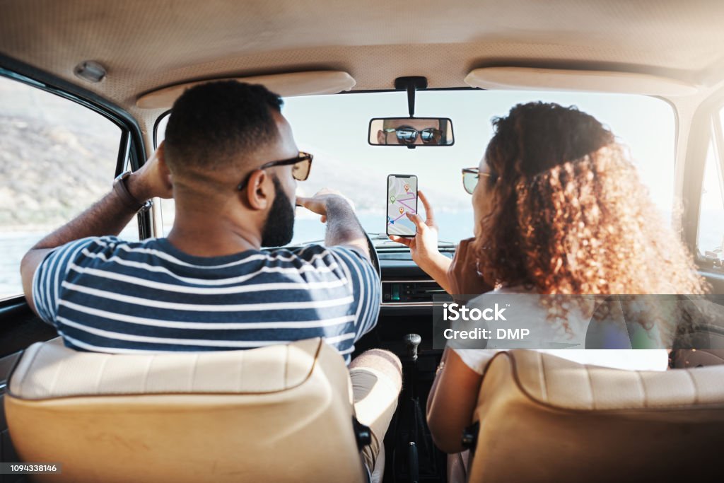 couple en vacances avec pommeau de vitesse retro couleur noir