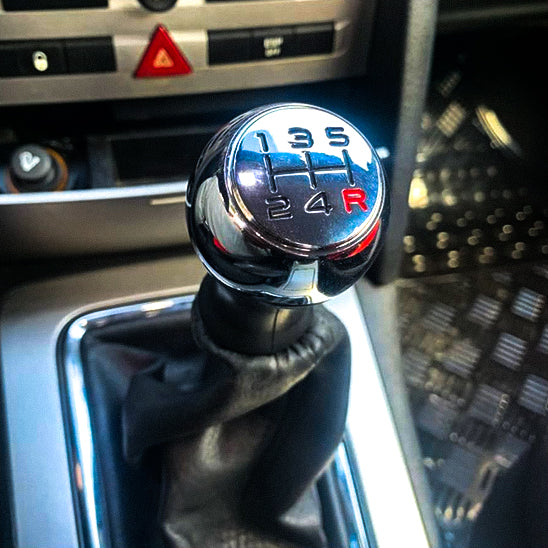image rapproche pommeau de vitesse sport type R rouge
