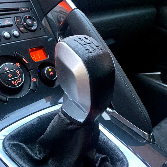 levier de vitesse Elegance cinq rapports alu lisse installe sur voiture de sport