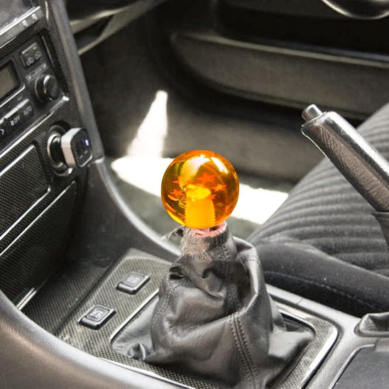 levier de vitesse boule miel dans voiture compacte
