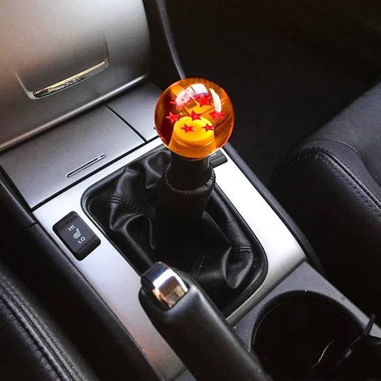 levier de vitesse boule miel installe dans SUV compact