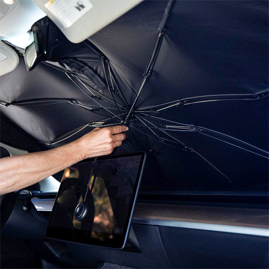 personne installant pare soleil alpha parapluie dans son vehicule