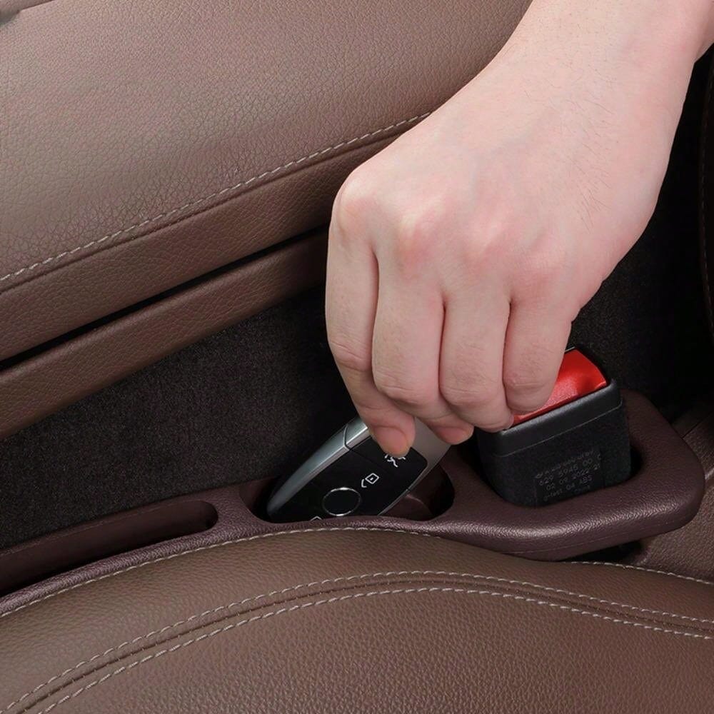 personne mettant clef contact Rangement Voiture SeatGap Bordeaux Automobile