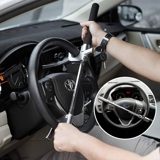 personne montrant la solidite de antivol voiture pour volant avec clefs