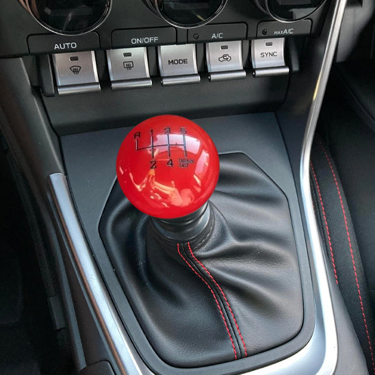 pommeau de vitesse retro six vitesse boule rouge installe interieur voiture sport
