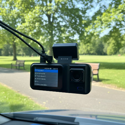  dashcam voiture Vision 360 installée sur vitre avant intérieur de la voiture