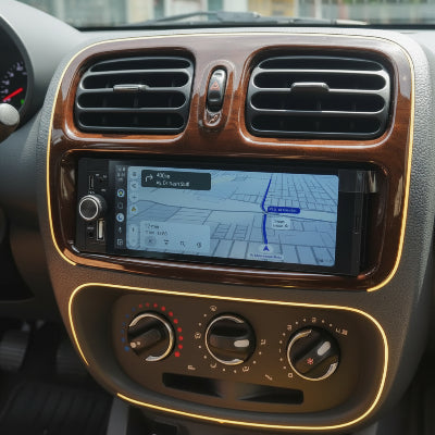 autos radio Tactile CarPlay sur un tableau de bord bois, dans une voiture de luxe