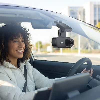 camera pour voiture Connexion Intelligente et femme contente au volant
