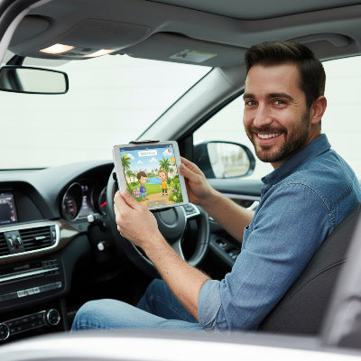 Conducteur heureux de son support tablette pour voiture Fente CD