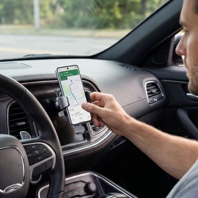 Conducteur installe portable sur Support de téléphone voiture Grille d'aération