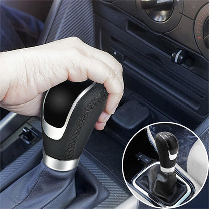 conducteur main sur pommeau de vitesse bicolore aluminium et noir