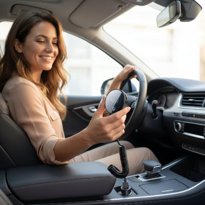 Conductrice contente de son bluetooth dans la voiture S23 USB ressort