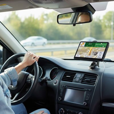 Conductrice et Gps voiture Écran tactile installé sur tableau de bord  