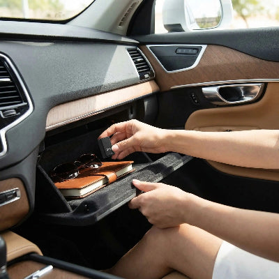 Conductrice installe traceur gps voiture sans abonnement Tracker GF 07