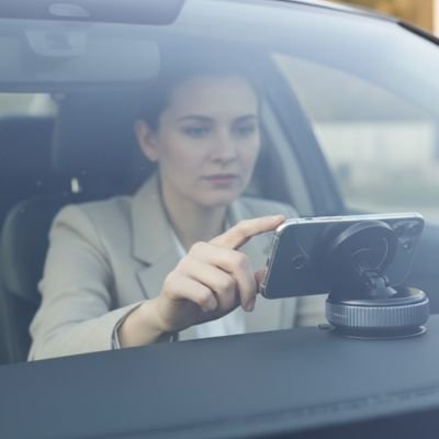 Conductrice posant son portable sur Support téléphone voiture Ultra Stable