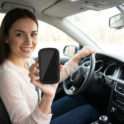 Conductrice présente traceur gps voiture sans abonnement SOS