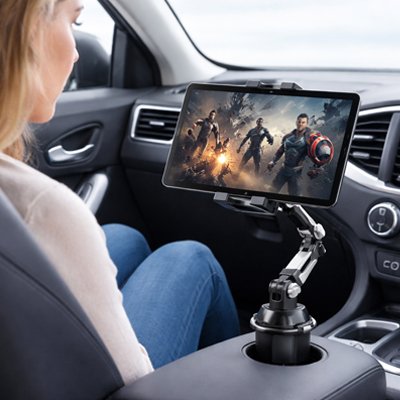 Conductrice regarde vidéo de son appareil installé sur Support tablette voiture Long bras Réglable