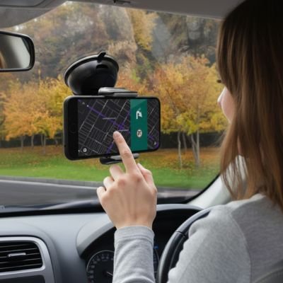 Conductrice utilise portable sur Support téléphone magnétique voiture Flexible