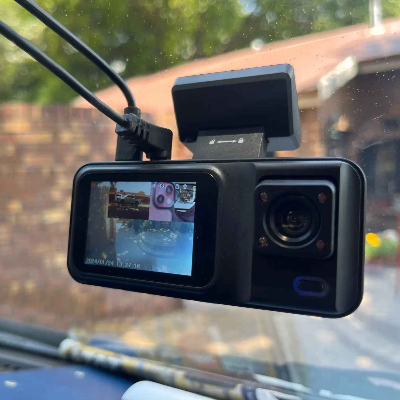 dash cam voiture 3 canaux DVR installé sur pare brise