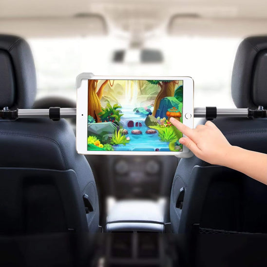 enfant changeant menu sur tablette avec support grand large voiture