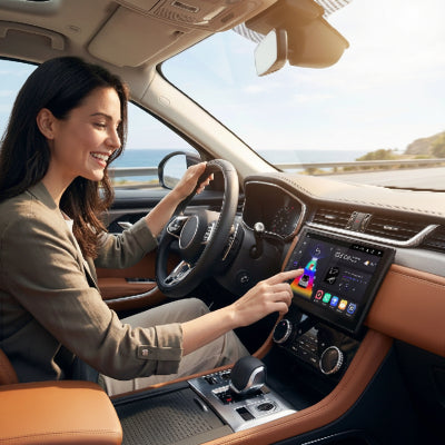 Femme contente de Autoradio bluetooth Système Intelligent