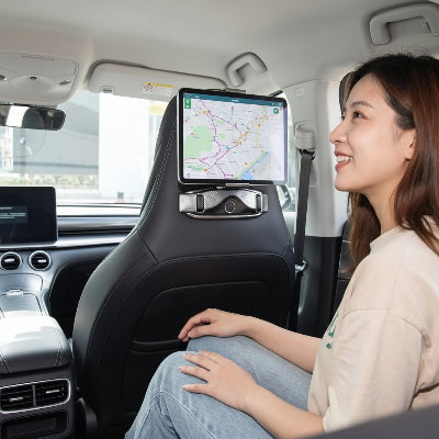 Femme contente de Support voiture tablette Antidérapant installé
