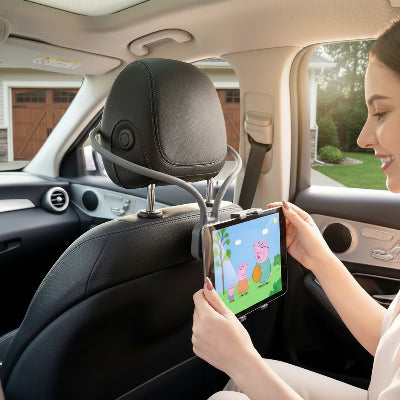 Femme contente installe Tablette voiture support Universel et appareil