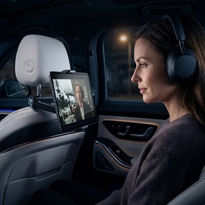 Femme regarde vidéo de son appareil sur Support tablette voiture Sécurité Stable