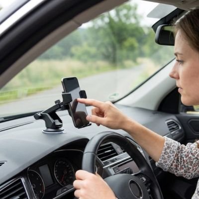 Femme utilise son Support téléphone voiture Universel Flexible