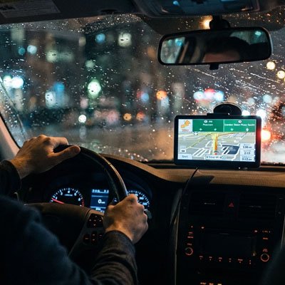 Gps voiture Écran tactile sur pare brise en conduite de nuit
