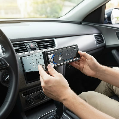 Homme installe Autoradio Lecteur stéréo Bluetooth
