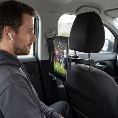 Homme regarde match de son appareil sur Support tablette voiture Anti-tremblement