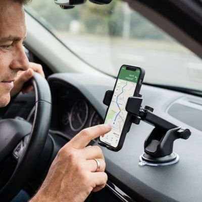 Homme utilise son portable sur Support téléphone voiture Universel Flexible