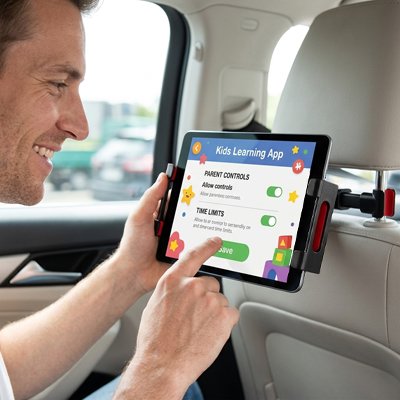 Homme travaillant de son appareil installé sur Support tablette voiture Sécurité Stable