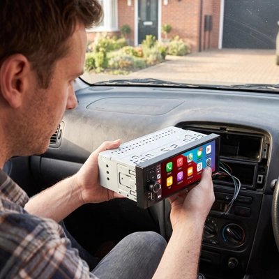 Installation Autoradio carplay Universel par un homme