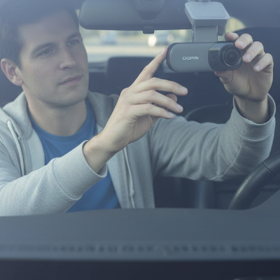 Installation camera pour voiture Connexion Intelligente par un homme
