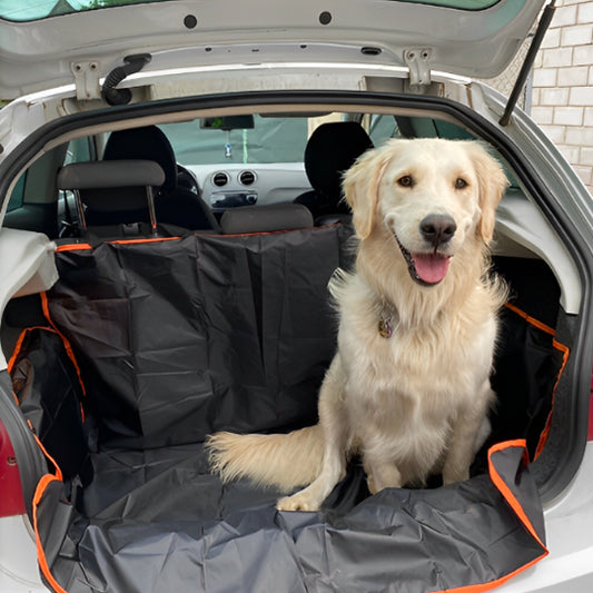labrador sur tapis de housse de protection voiture au coffre