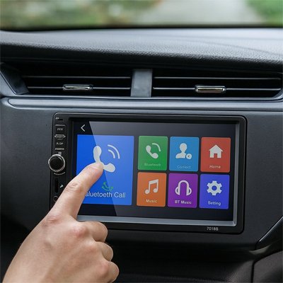 Main appuyant sur touche appel de l'autoradio bluetooth multimédia MP5 