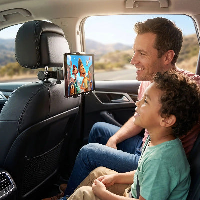 Père et fils regardent vidéo sur appareil du Support voiture tablette  Sécuritaire Antidérapant