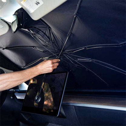 personne installant pare soleil alpha parapluie dans son vehicule