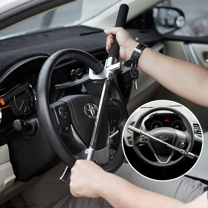 personne montrant la solidite de antivol voiture pour volant avec clefs