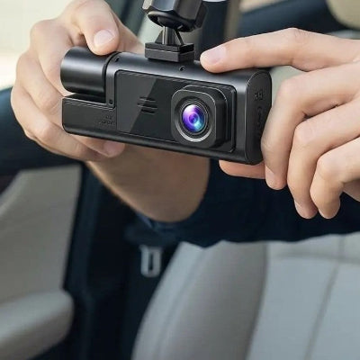 Présentation camera pour voiture Double objectif Avant entre 2 mains dans une voiture