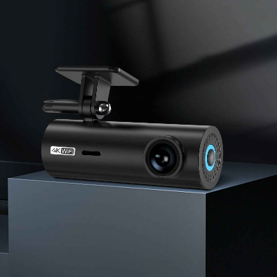 Présentation dashcam pour voiture 4K HDR discret sur support neutre