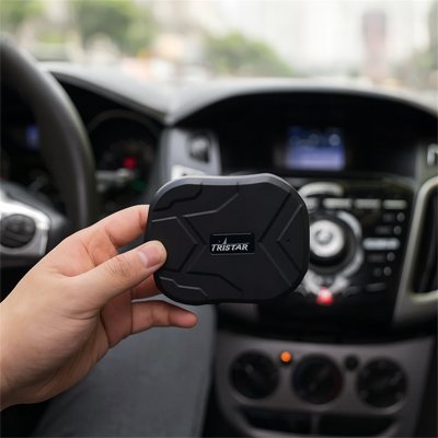 Traceur gps voiture GPS TK905 dans une main