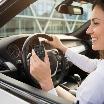 transmetteur fm Bluetooth voiture et conductrice contente