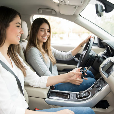 Transmetteur FM et Bluetooth Hands free GC16 et deux femmes