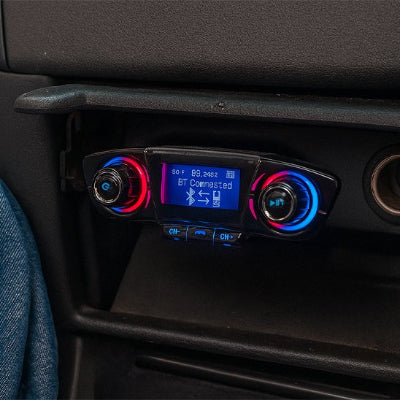 Transmetteur FM et Bluetooth Kit auto sur tableau de bord voiture